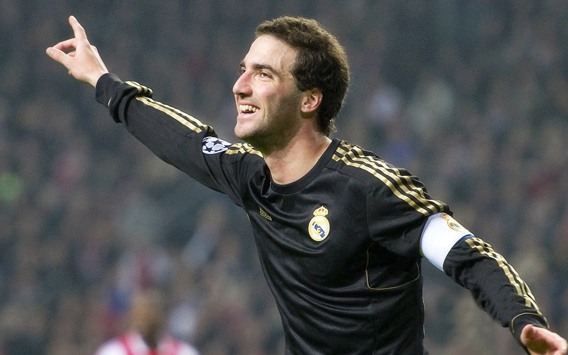 拜仁双边推进持续冲击对方防线，拜仁2-1